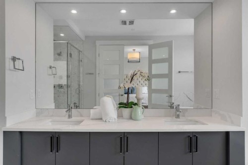1148 Radnor Avenue Ne, Calgary, AB - Indoor Photo Showing Bathroom