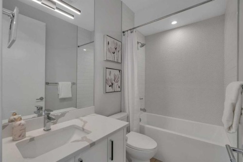 1148 Radnor Avenue Ne, Calgary, AB - Indoor Photo Showing Bathroom
