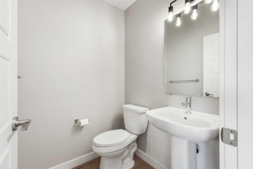 8 Waterford Glen, Chestermere, AB - Indoor Photo Showing Bathroom