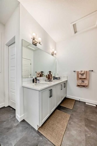 385 Edith Road Nw, Calgary, AB - Indoor Photo Showing Bathroom