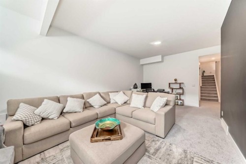 385 Edith Road Nw, Calgary, AB - Indoor Photo Showing Living Room