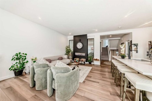 385 Edith Road Nw, Calgary, AB - Indoor Photo Showing Living Room