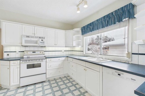 307 Wascana Road Se, Calgary, AB - Indoor Photo Showing Kitchen