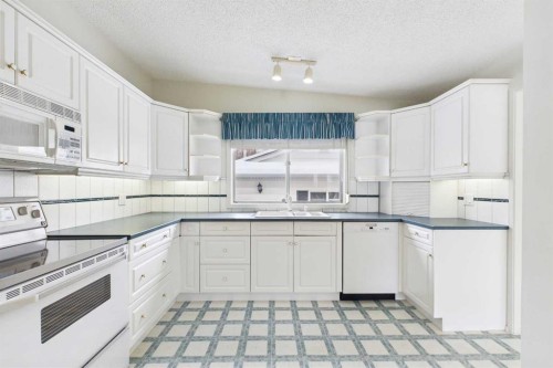 307 Wascana Road Se, Calgary, AB - Indoor Photo Showing Kitchen