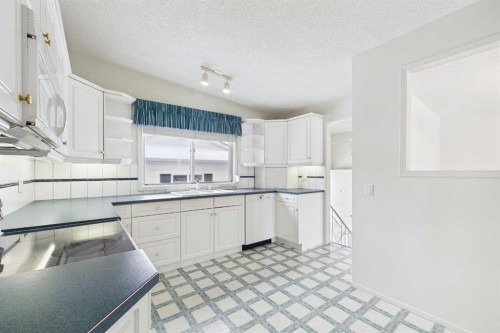 307 Wascana Road Se, Calgary, AB - Indoor Photo Showing Kitchen
