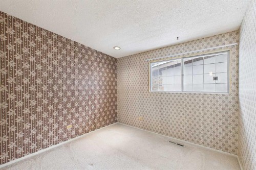 307 Wascana Road Se, Calgary, AB - Indoor Photo Showing Other Room