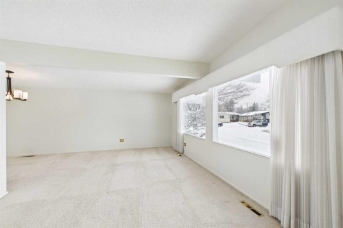 307 Wascana Road Se, Calgary, AB - Indoor Photo Showing Other Room