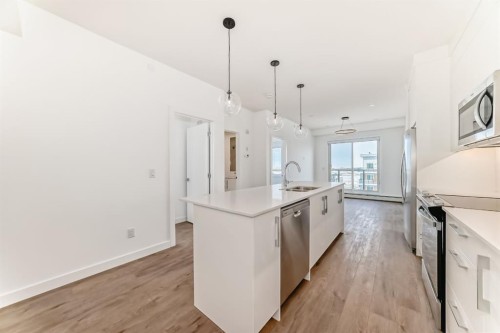 2107-63 Corner Glen Crescent Ne, Calgary, AB - Indoor Photo Showing Kitchen With Upgraded Kitchen