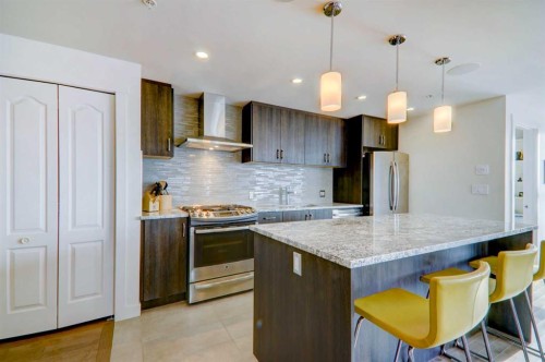 1409-303 13 Avenue Sw, Calgary, AB - Indoor Photo Showing Kitchen With Stainless Steel Kitchen With Upgraded Kitchen