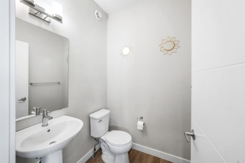 1005 Sage Meadows Gardens Nw, Calgary, AB - Indoor Photo Showing Bathroom