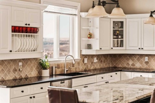 70 Patterson Close Sw, Calgary, AB - Indoor Photo Showing Kitchen