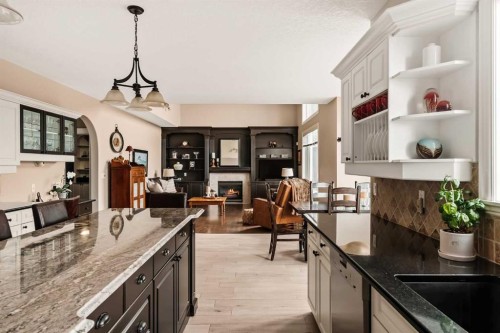 70 Patterson Close Sw, Calgary, AB - Indoor Photo Showing Kitchen