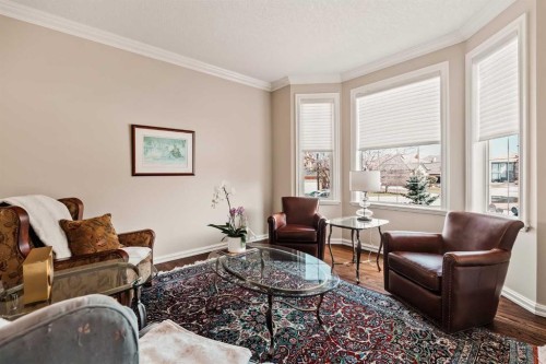 70 Patterson Close Sw, Calgary, AB - Indoor Photo Showing Living Room