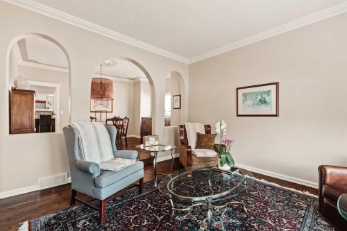 70 Patterson Close Sw, Calgary, AB - Indoor Photo Showing Living Room