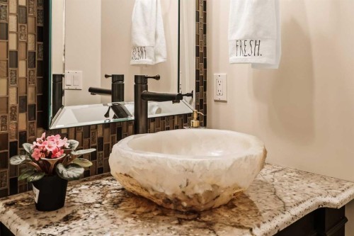 70 Patterson Close Sw, Calgary, AB - Indoor Photo Showing Bathroom