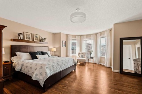 70 Patterson Close Sw, Calgary, AB - Indoor Photo Showing Bedroom