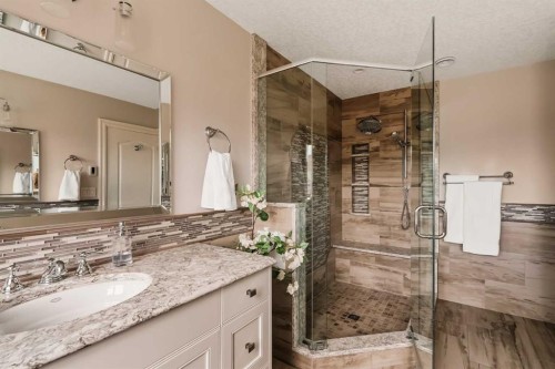 70 Patterson Close Sw, Calgary, AB - Indoor Photo Showing Bathroom