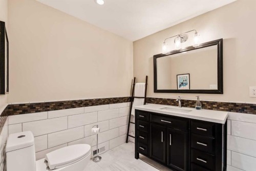 70 Patterson Close Sw, Calgary, AB - Indoor Photo Showing Bathroom