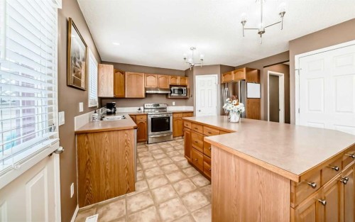 67 Cimarron Meadows Bay, Okotoks, AB - Indoor Photo Showing Kitchen