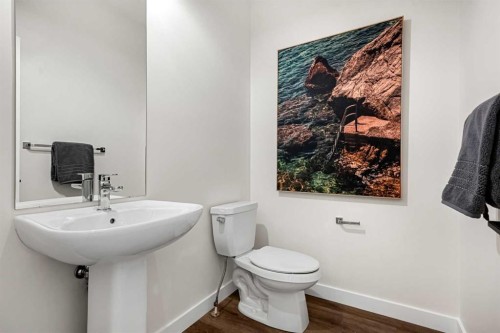 121 Quartz Crescent, Cochrane, AB - Indoor Photo Showing Bathroom