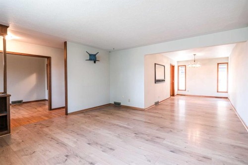 59 Rosewood Road Nw, Calgary, AB - Indoor Photo Showing Other Room