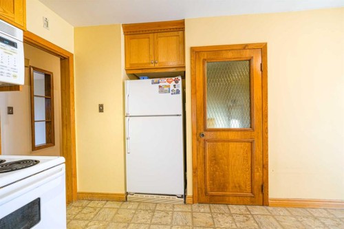 59 Rosewood Road Nw, Calgary, AB - Indoor Photo Showing Kitchen