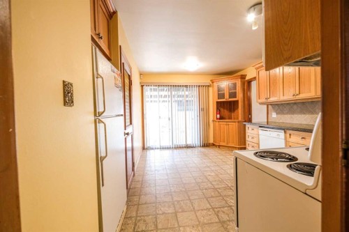 59 Rosewood Road Nw, Calgary, AB - Indoor Photo Showing Kitchen
