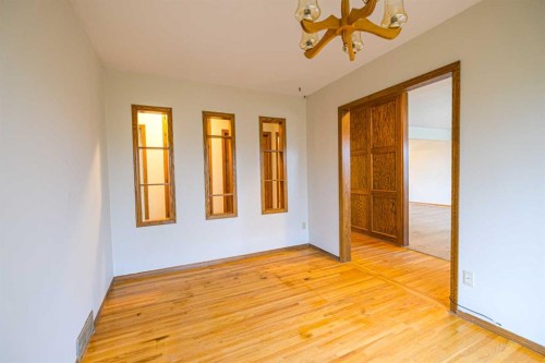 59 Rosewood Road Nw, Calgary, AB - Indoor Photo Showing Other Room