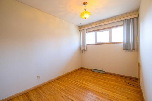 59 Rosewood Road Nw, Calgary, AB - Indoor Photo Showing Other Room