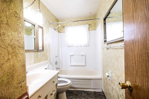 59 Rosewood Road Nw, Calgary, AB - Indoor Photo Showing Bathroom