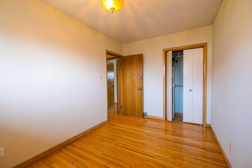 59 Rosewood Road Nw, Calgary, AB - Indoor Photo Showing Other Room