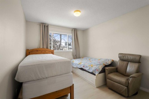 214 Huntington Close Ne, Calgary, AB - Indoor Photo Showing Bedroom