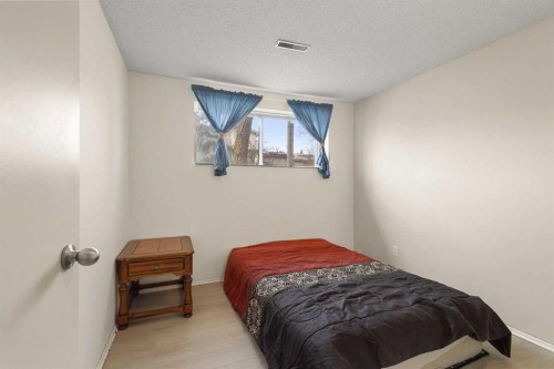 214 Huntington Close Ne, Calgary, AB - Indoor Photo Showing Bedroom