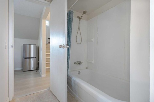 214 Huntington Close Ne, Calgary, AB - Indoor Photo Showing Bathroom