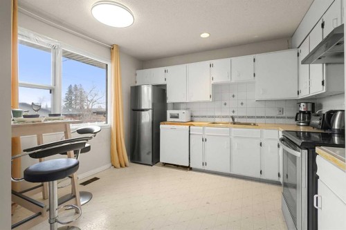 214 Huntington Close Ne, Calgary, AB - Indoor Photo Showing Kitchen