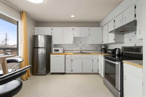 214 Huntington Close Ne, Calgary, AB - Indoor Photo Showing Kitchen With Double Sink