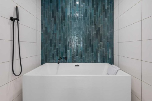 129 Sundown Place Se, Calgary, AB - Indoor Photo Showing Bathroom