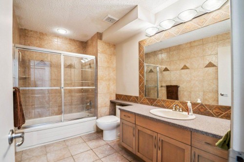 153 Mckinnon Crescent Ne, Calgary, AB - Indoor Photo Showing Bathroom