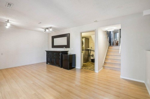 153 Mckinnon Crescent Ne, Calgary, AB - Indoor