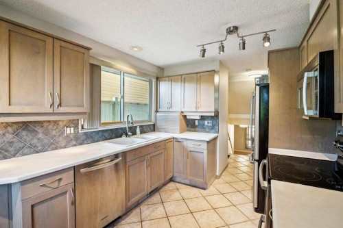 153 Mckinnon Crescent Ne, Calgary, AB - Indoor Photo Showing Kitchen