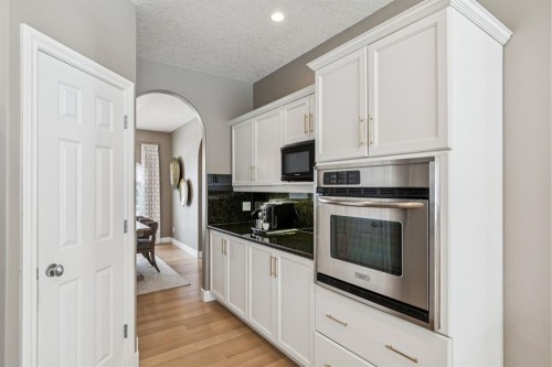 155 Somme Manor Sw, Calgary, AB - Indoor Photo Showing Kitchen