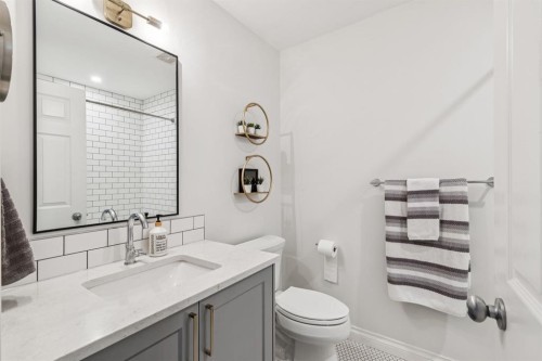 155 Somme Manor Sw, Calgary, AB - Indoor Photo Showing Bathroom