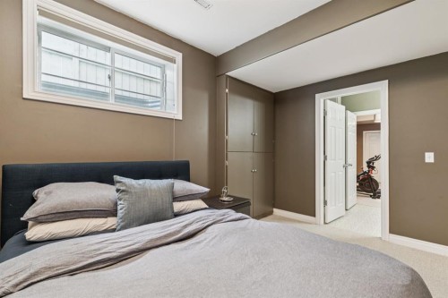 155 Somme Manor Sw, Calgary, AB - Indoor Photo Showing Bedroom