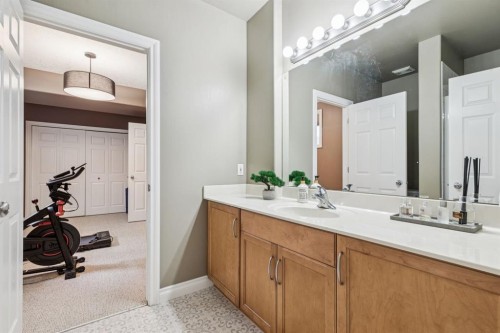 155 Somme Manor Sw, Calgary, AB - Indoor Photo Showing Bathroom