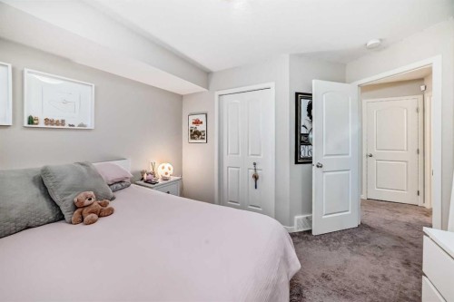 35 Walden Mount Se, Calgary, AB - Indoor Photo Showing Bedroom