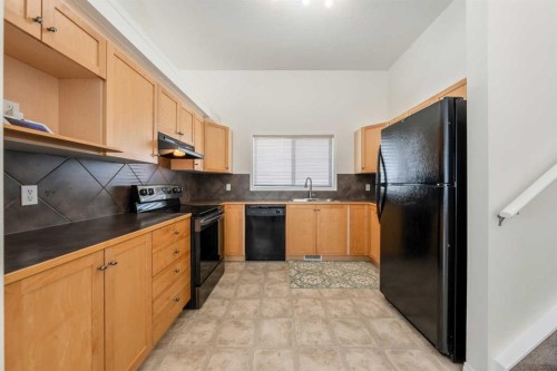1211 Everridge Drive Sw, Calgary, AB - Indoor Photo Showing Kitchen