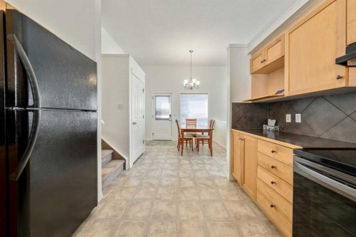 1211 Everridge Drive Sw, Calgary, AB - Indoor Photo Showing Kitchen