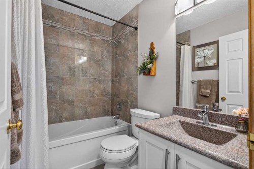 129 Bridlecreek Green Sw, Calgary, AB - Indoor Photo Showing Bathroom