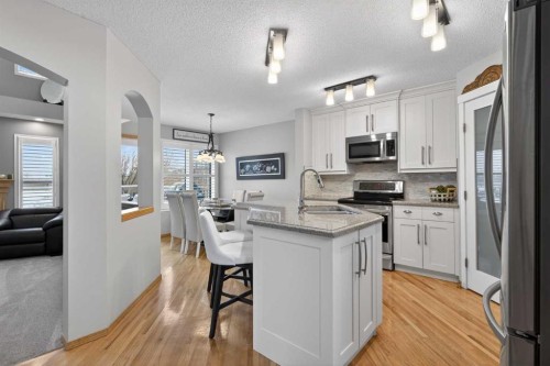 129 Bridlecreek Green Sw, Calgary, AB - Indoor Photo Showing Kitchen