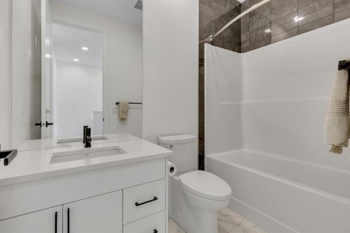 171 Greenbriar Place Nw, Calgary, AB - Indoor Photo Showing Bathroom